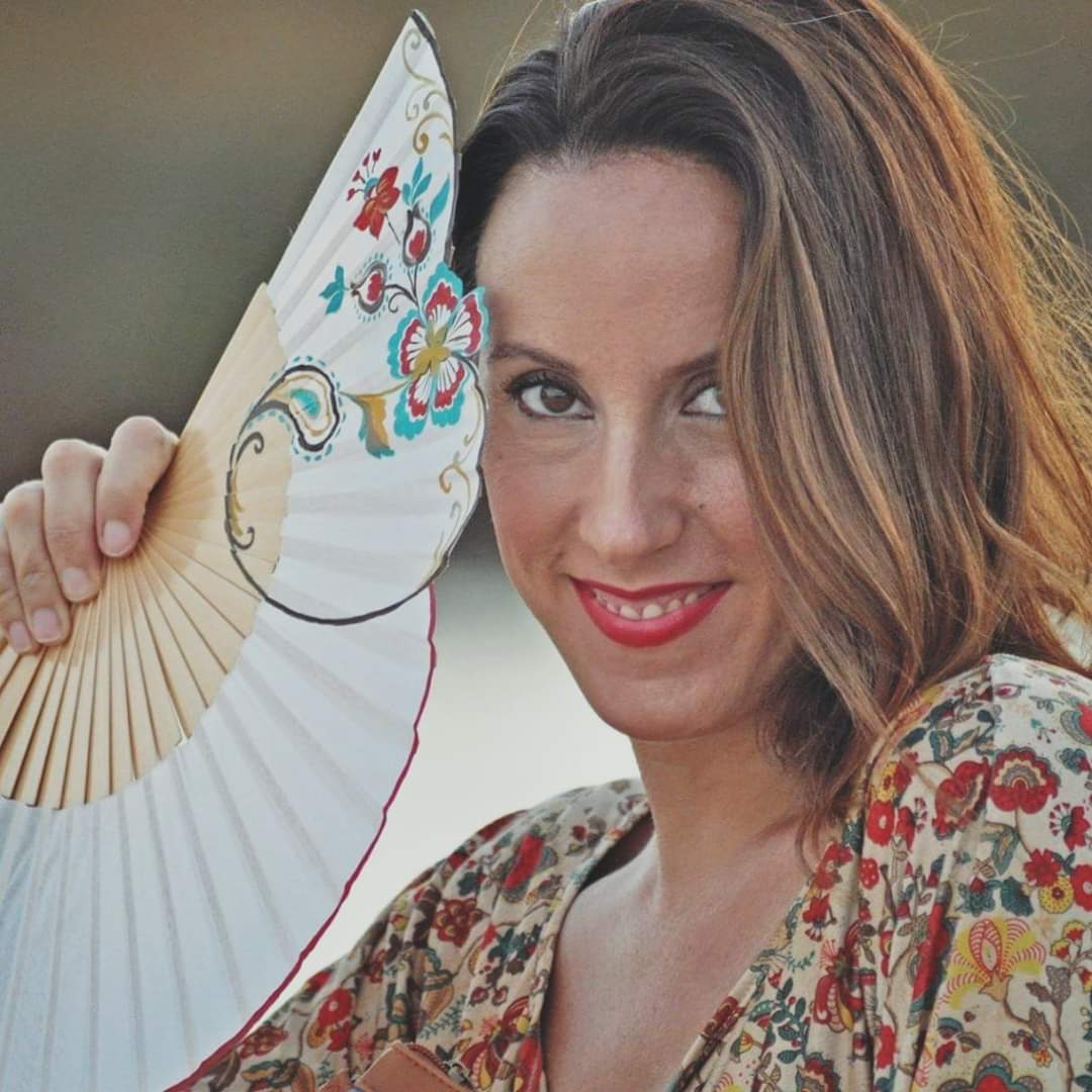 Etna Bronceado cargando Ana Muñoz: “Nunca dejaré de pintar abanicos” - Don Falleret